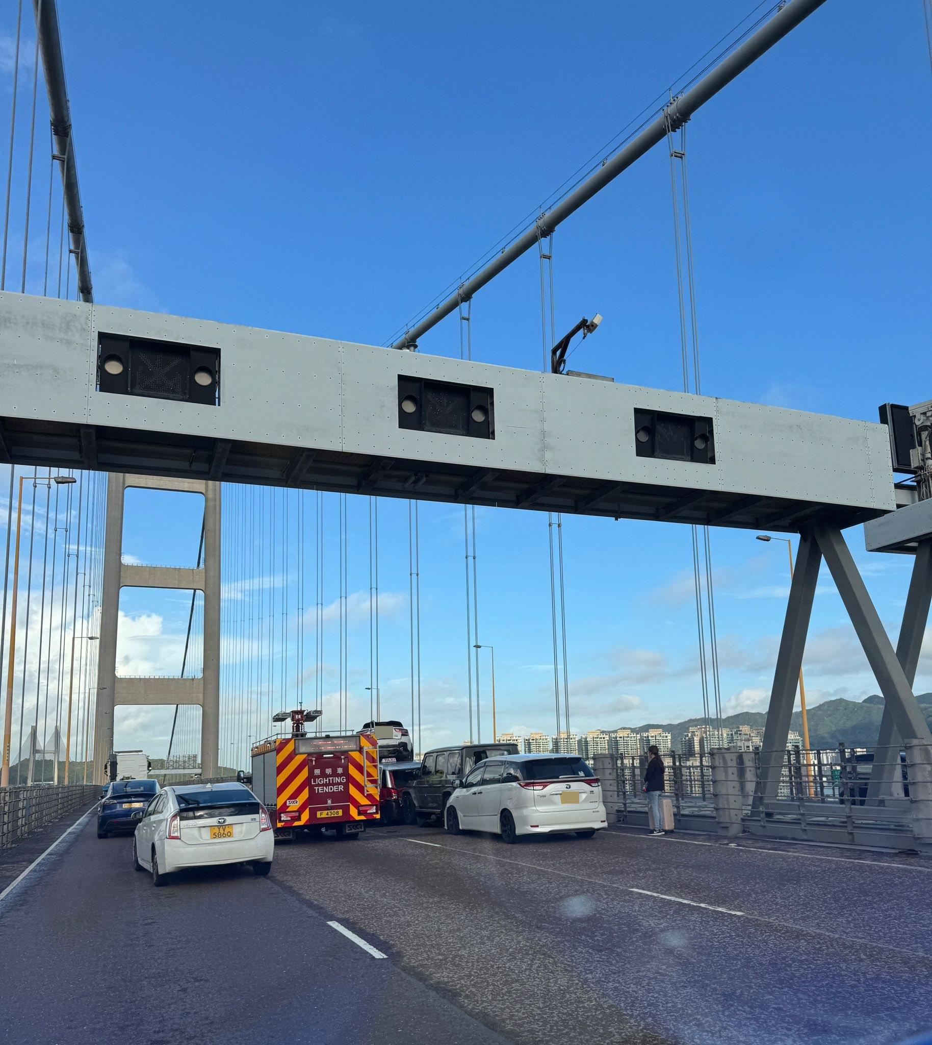 青馬大橋發生5車串燒車禍,車叠車3人傷。(fb「車cam L(香港群組)」圖片)