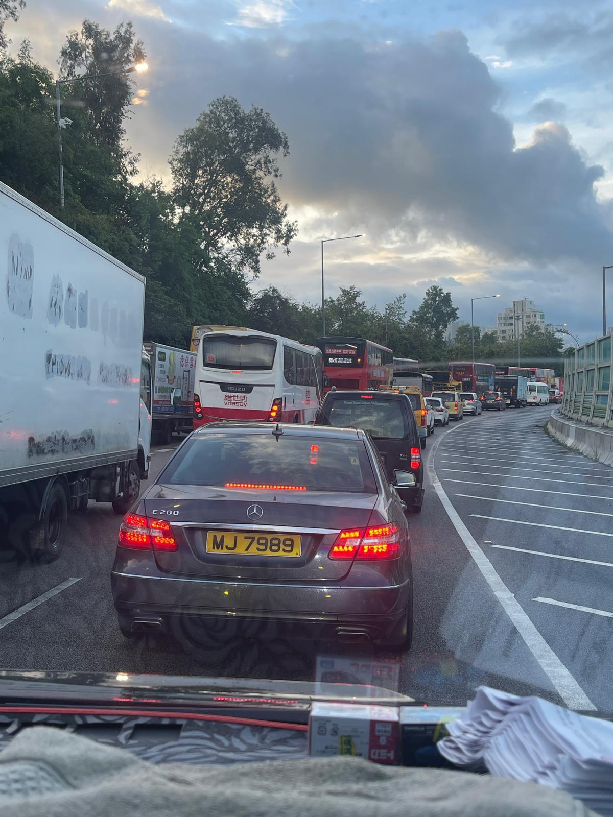 屯門公路1小時內發生4宗車禍,交通一度嚴重擠塞。(fb「馬路的事 (即時交通資訊台)」圖片)