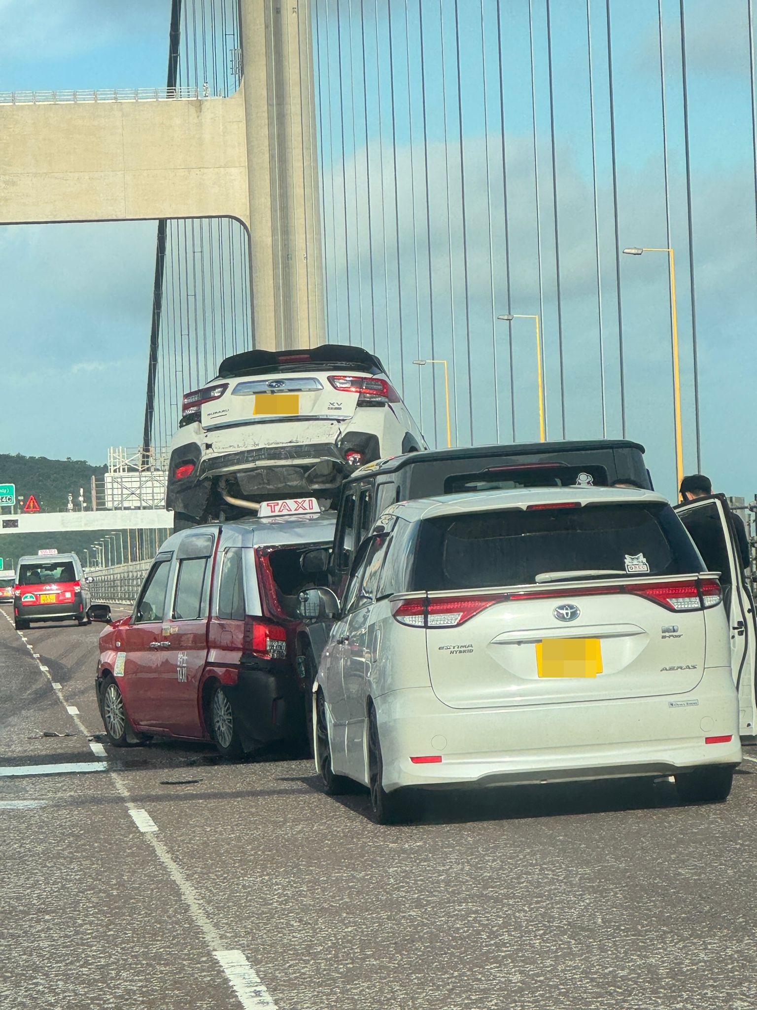 青馬大橋發生5車串燒車禍,車叠車3人傷。(fb「車cam L(香港群組)」圖片)