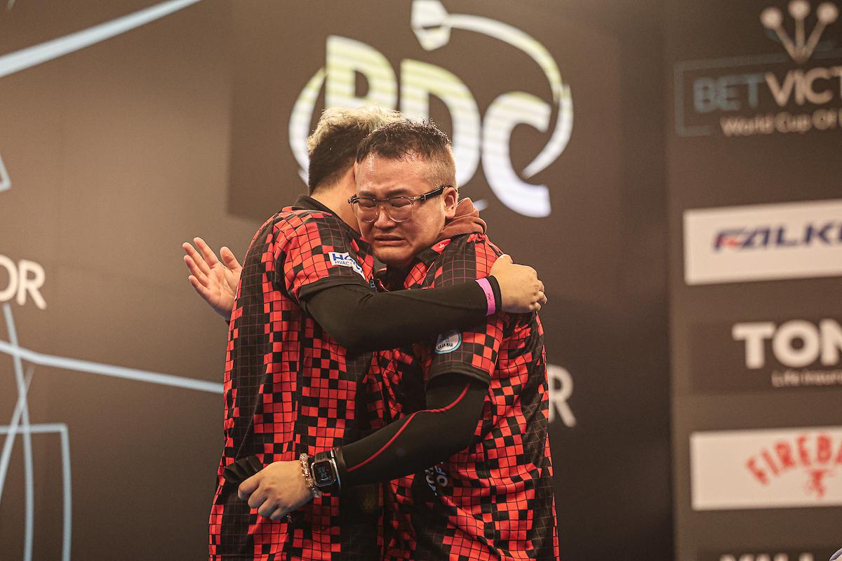 飛鏢世界盃|梁文洛/李樂賢殺入8強平香港隊最佳紀錄。(Professional Darts Corporation)