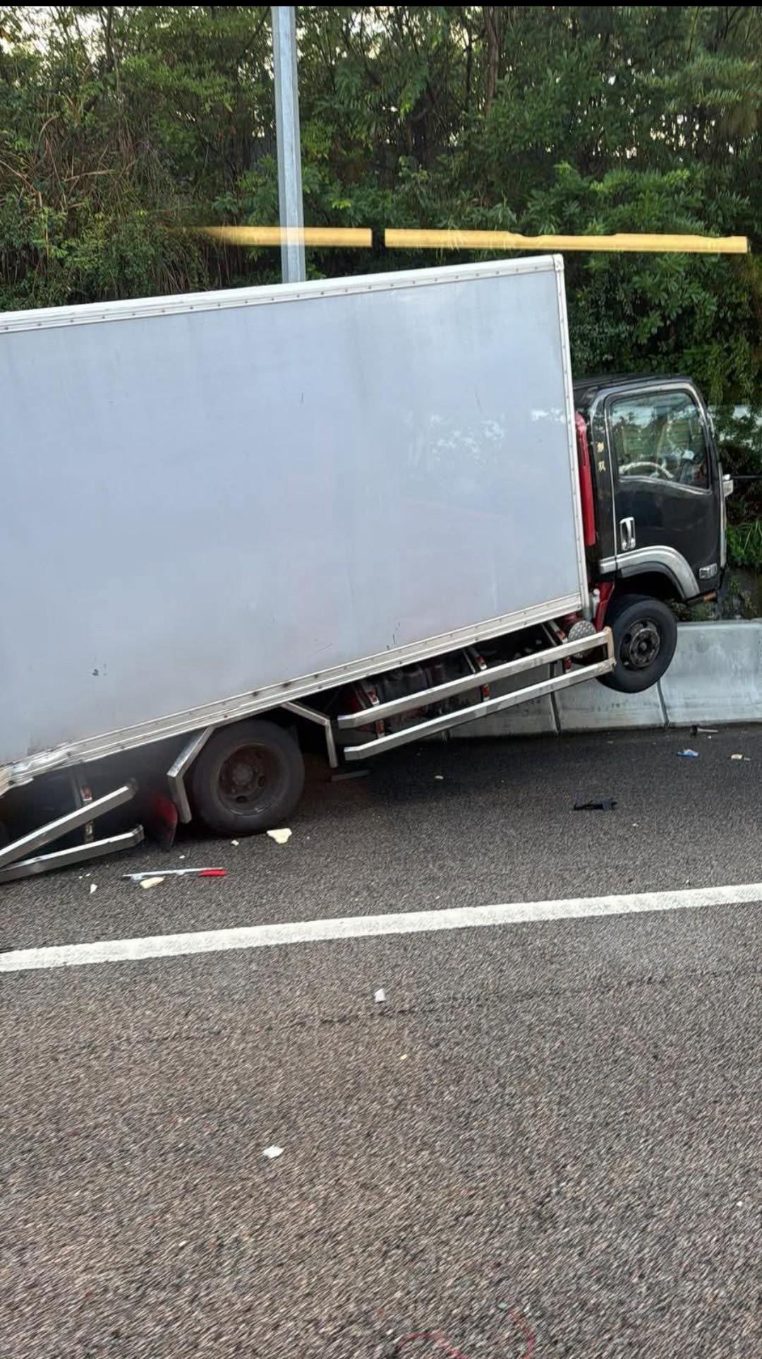 屯門公路1小時內發生4宗車禍,交通一度嚴重擠塞。(fb「馬路的事 (即時交通資訊台)」圖片)