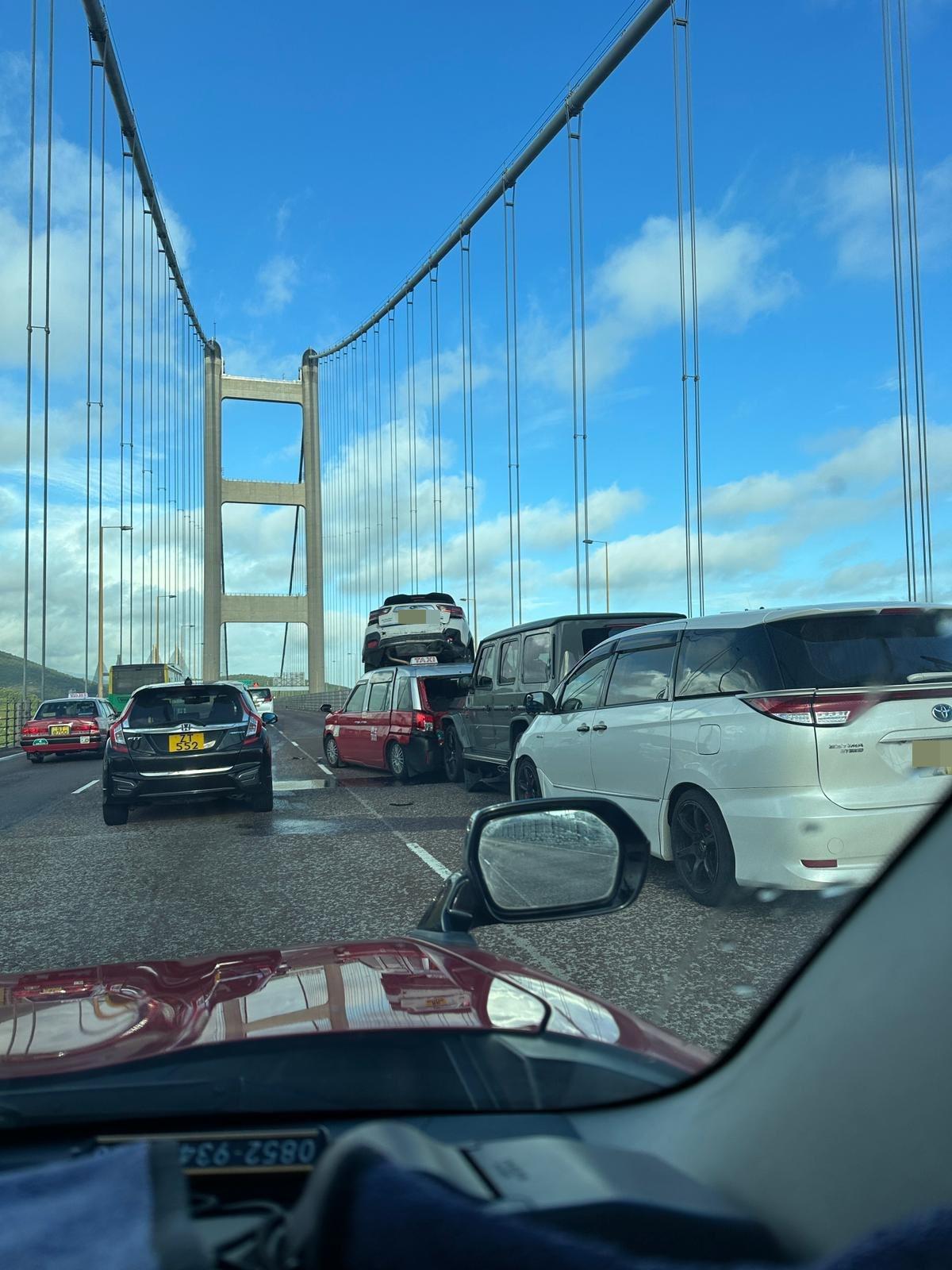 青馬大橋發生5車串燒車禍,車叠車3人傷。(fb「車cam L(香港群組)」圖片)