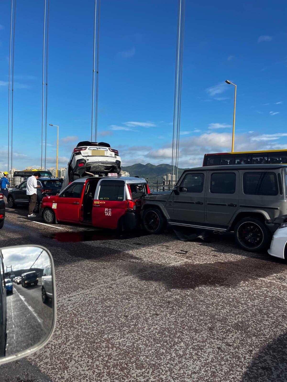 青馬大橋發生5車串燒車禍,車叠車3人傷。(fb「車cam L(香港群組)」圖片)