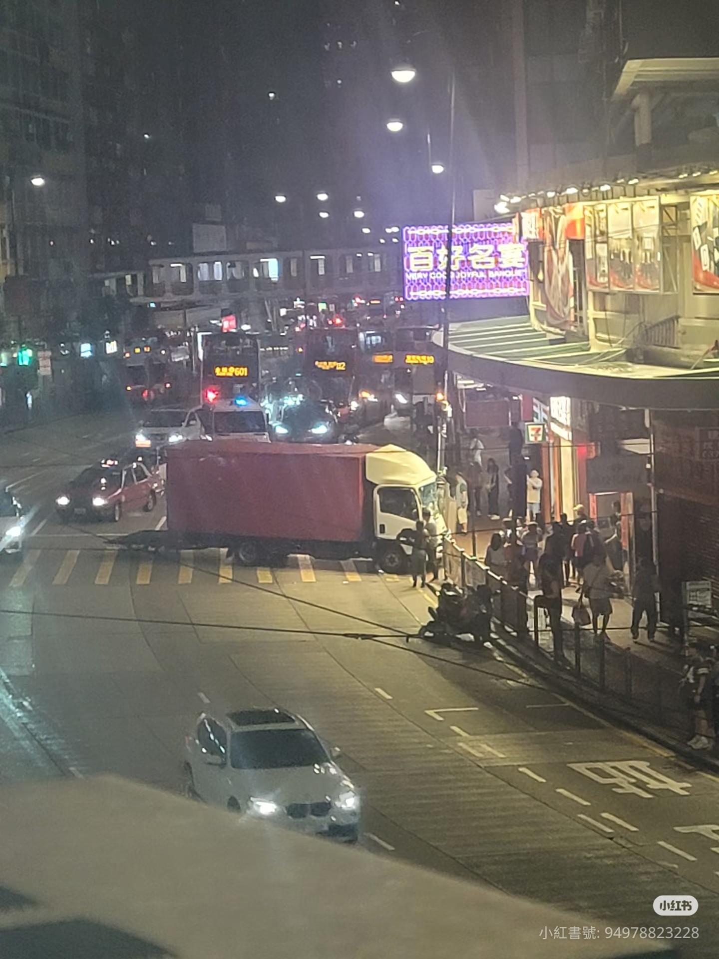 北角長命斜發生驚險車禍。(fb「車cam L(香港群組)」圖片)