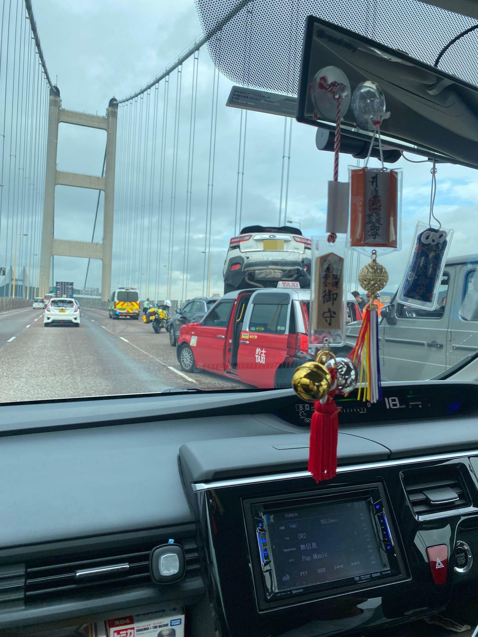 青馬大橋發生5車串燒車禍,車叠車3人傷。(fb「車cam L(香港群組)」圖片)