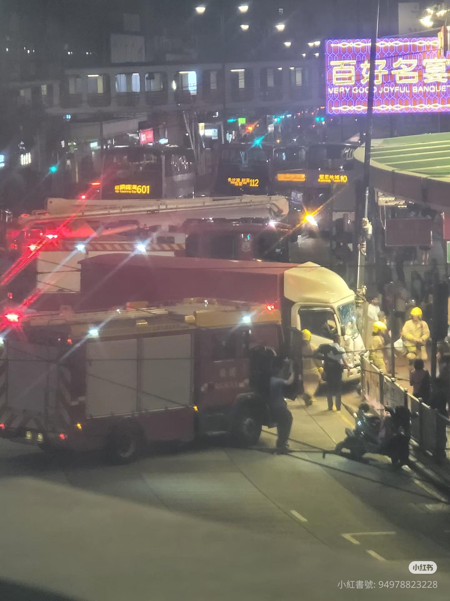 北角長命斜發生驚險車禍。(fb「車cam L(香港群組)」圖片)