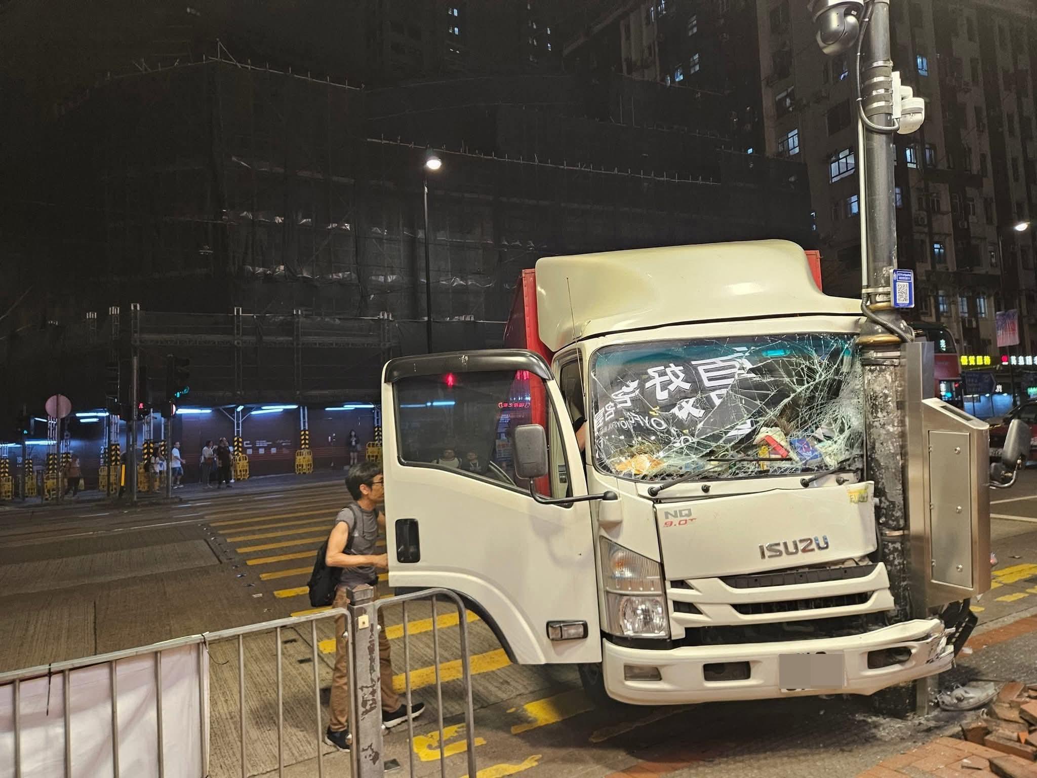 北角長命斜發生驚險車禍。(fb「香港交通及突發事故報料區」圖片)