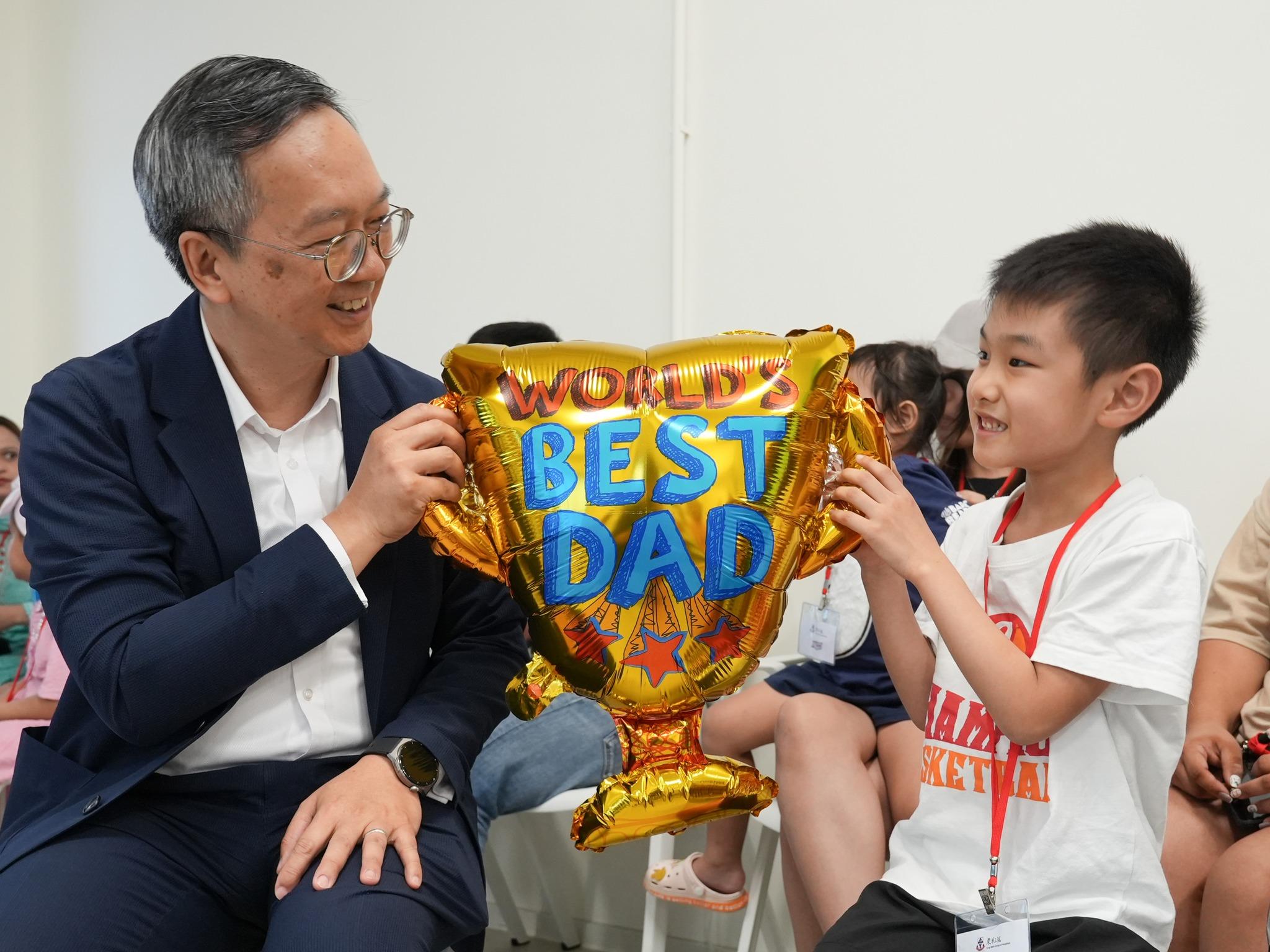 戴尚誠探訪簡約公屋住戶。(何永賢FB)