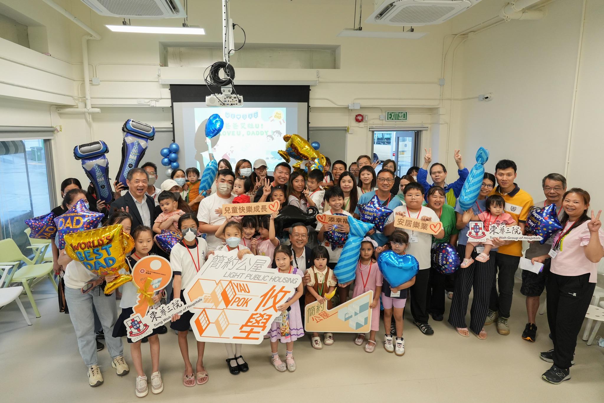 戴尚誠探訪簡約公屋住戶。(何永賢FB)