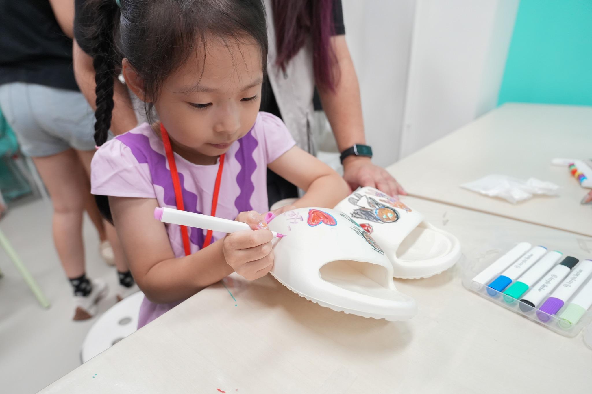 小朋友製作父親節禮物。(何永賢FB)