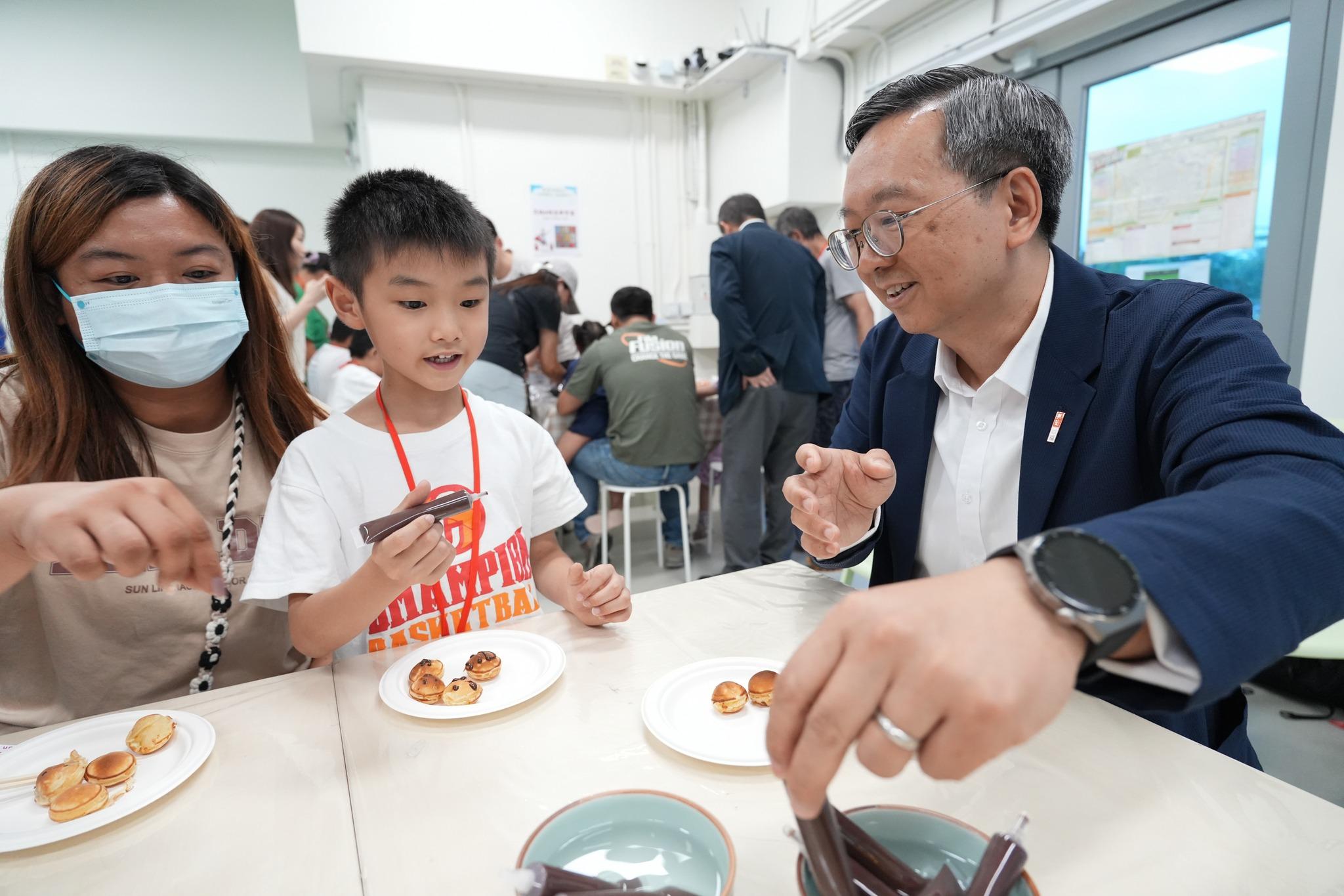 住戶慶祝父親節。(何永賢FB)