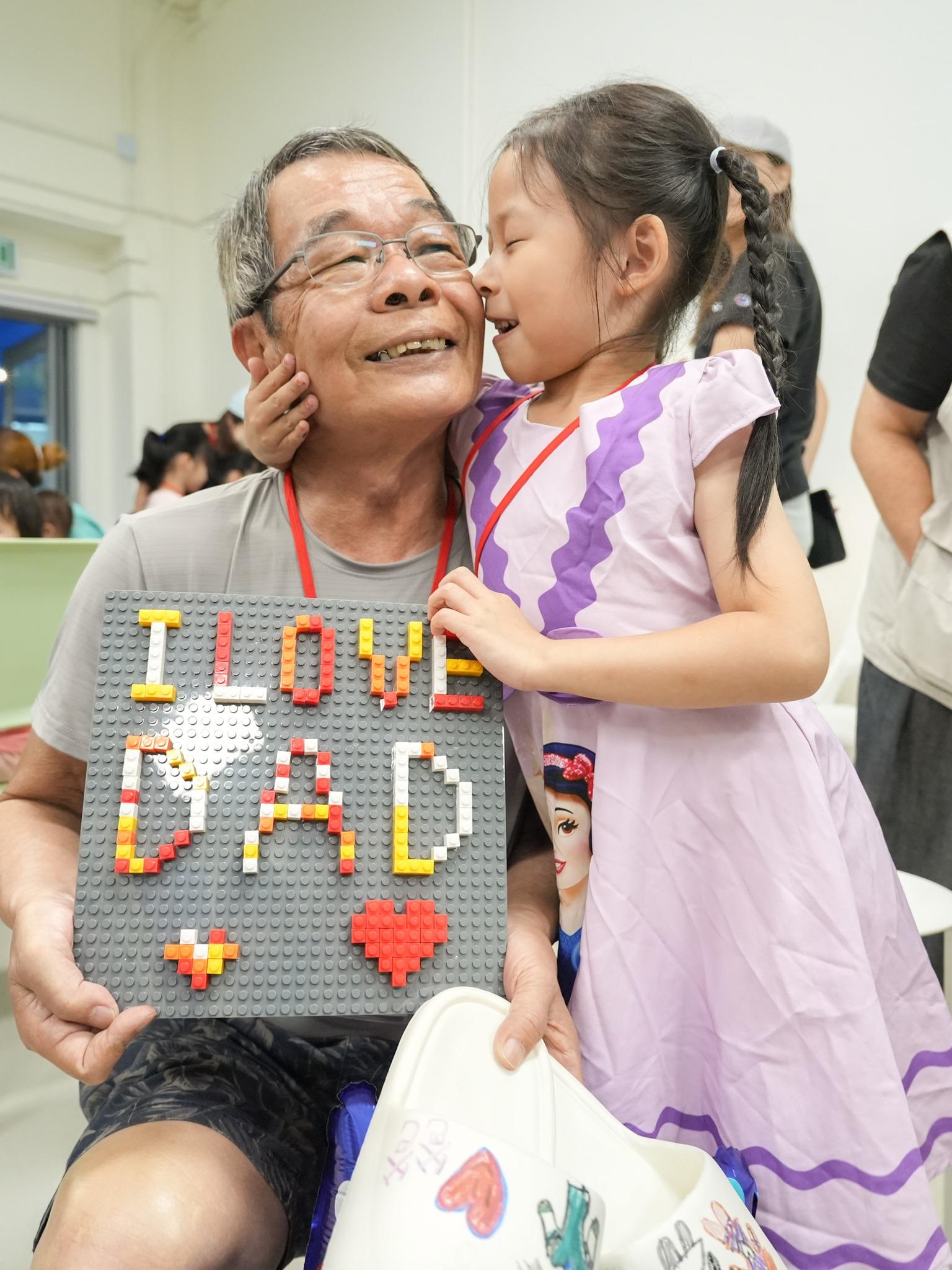 住戶慶祝父親節。(何永賢FB)