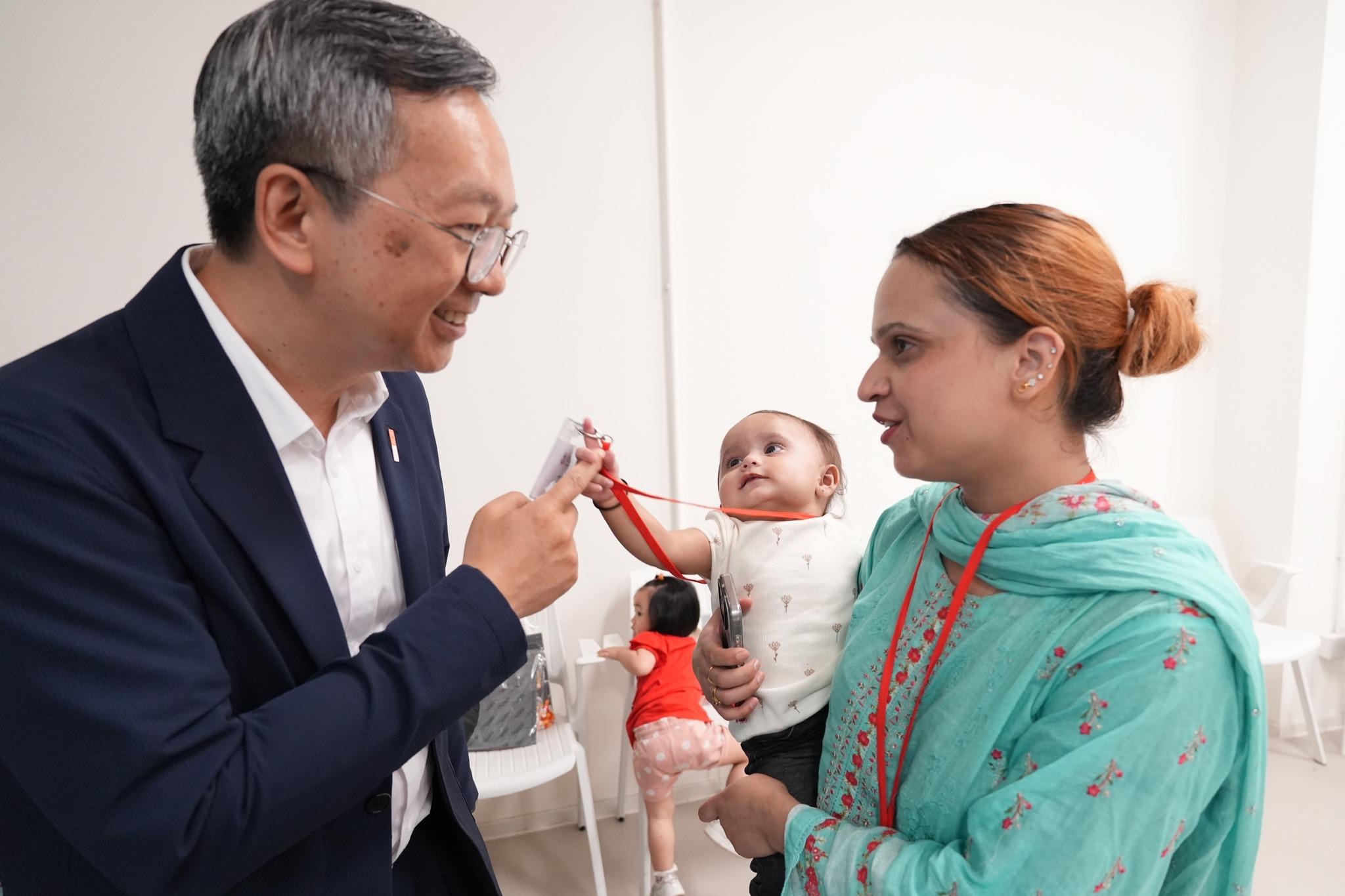 戴尚誠探訪住戶。(何永賢FB)