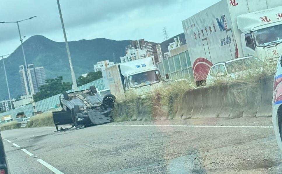 元朗公路私家車「自炒」反車。(fb「車cam L(香港群組)」圖片)