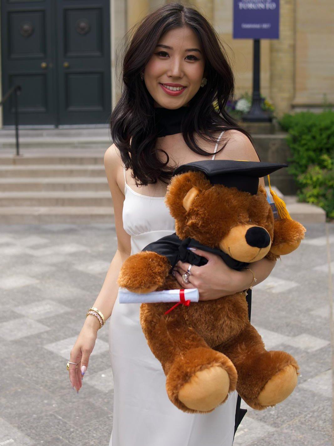 Natalie脫下畢業袍,內裡是一條絲質白裙。