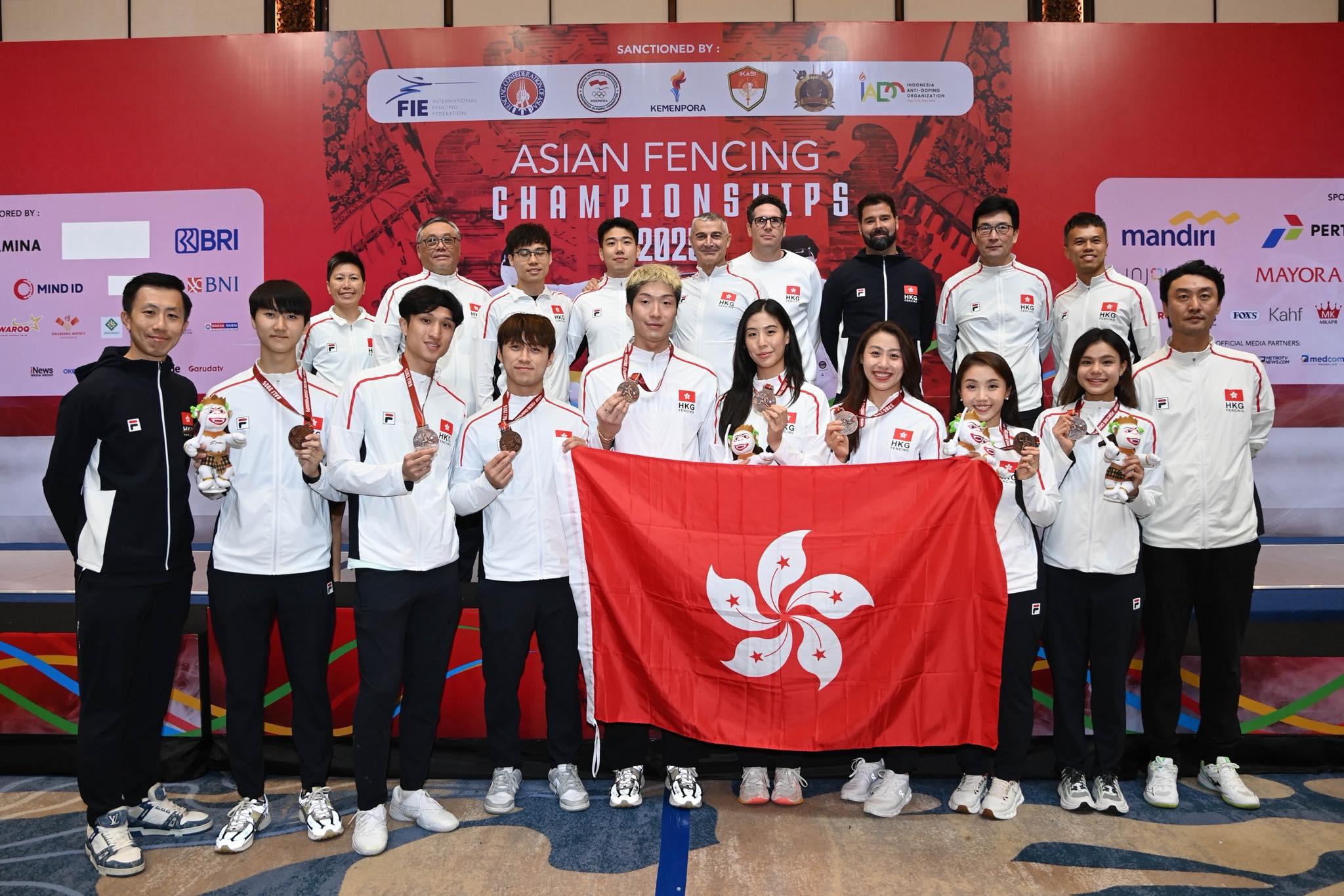 劍擊亞錦賽,香港男女隊都在團體賽取得獎牌。(中國香港劍擊總會)