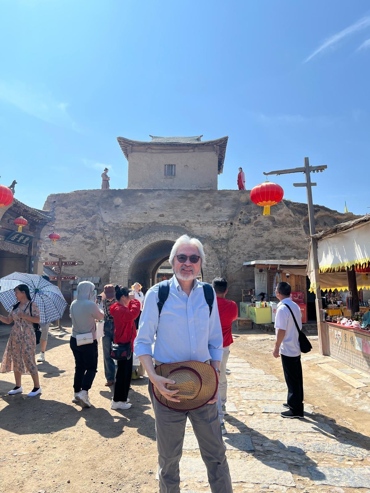 曾俊華指,影城擺放了周星馳、朱茵在城樓,由於兩個公仔實在太假,現場又太多遊客,令他無法投入電影的意境。