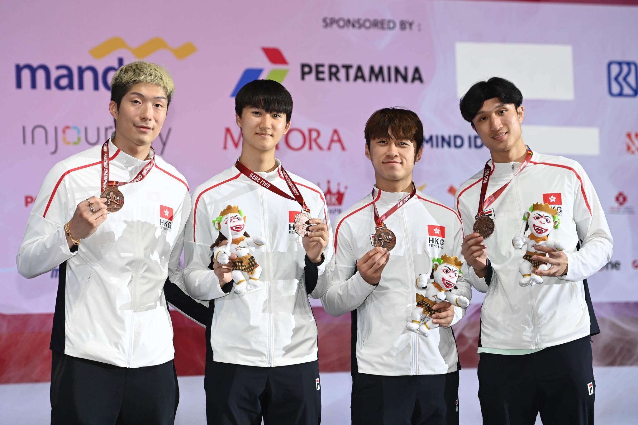劍擊亞錦賽|張家朗(左起)、梁千雨、吳諾弘、蔡俊彥取得銅牌。(中國香港劍擊總會)