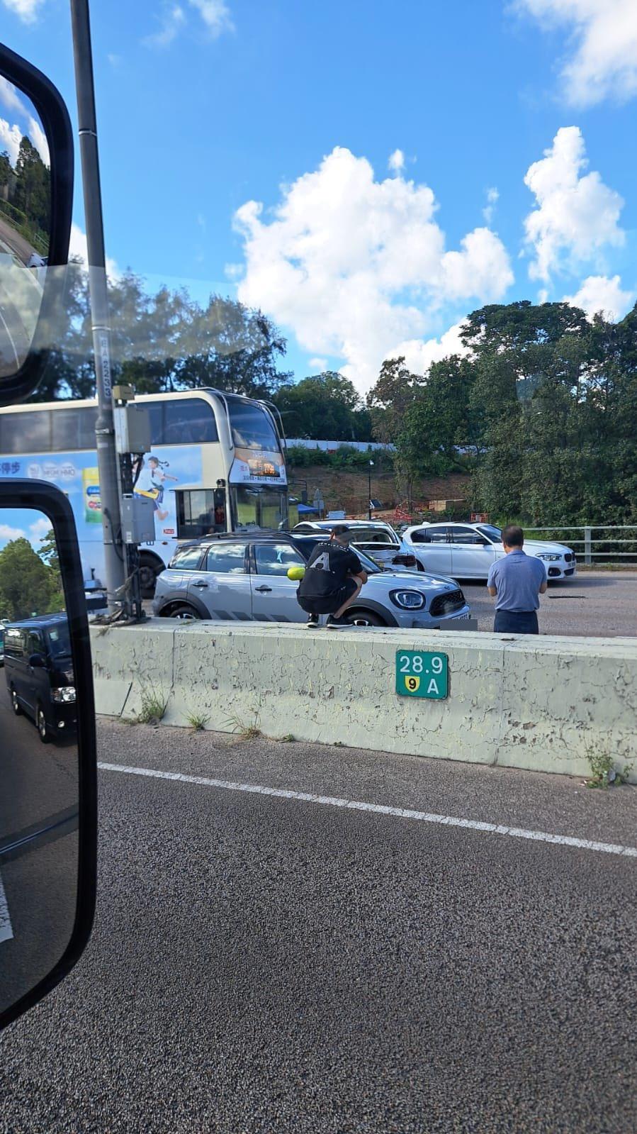 意外後,多名車主在旁等待支援。(馬路的事 (即時交通資訊台))