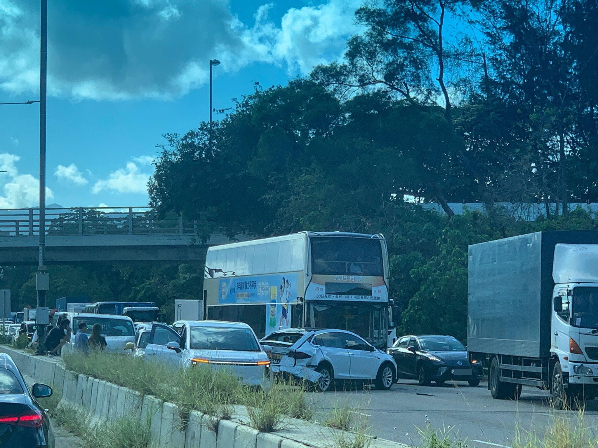 粉嶺公路5車相撞部份行車線封閉,3巴士線改道。(馬路的事 (即時交通資訊台))