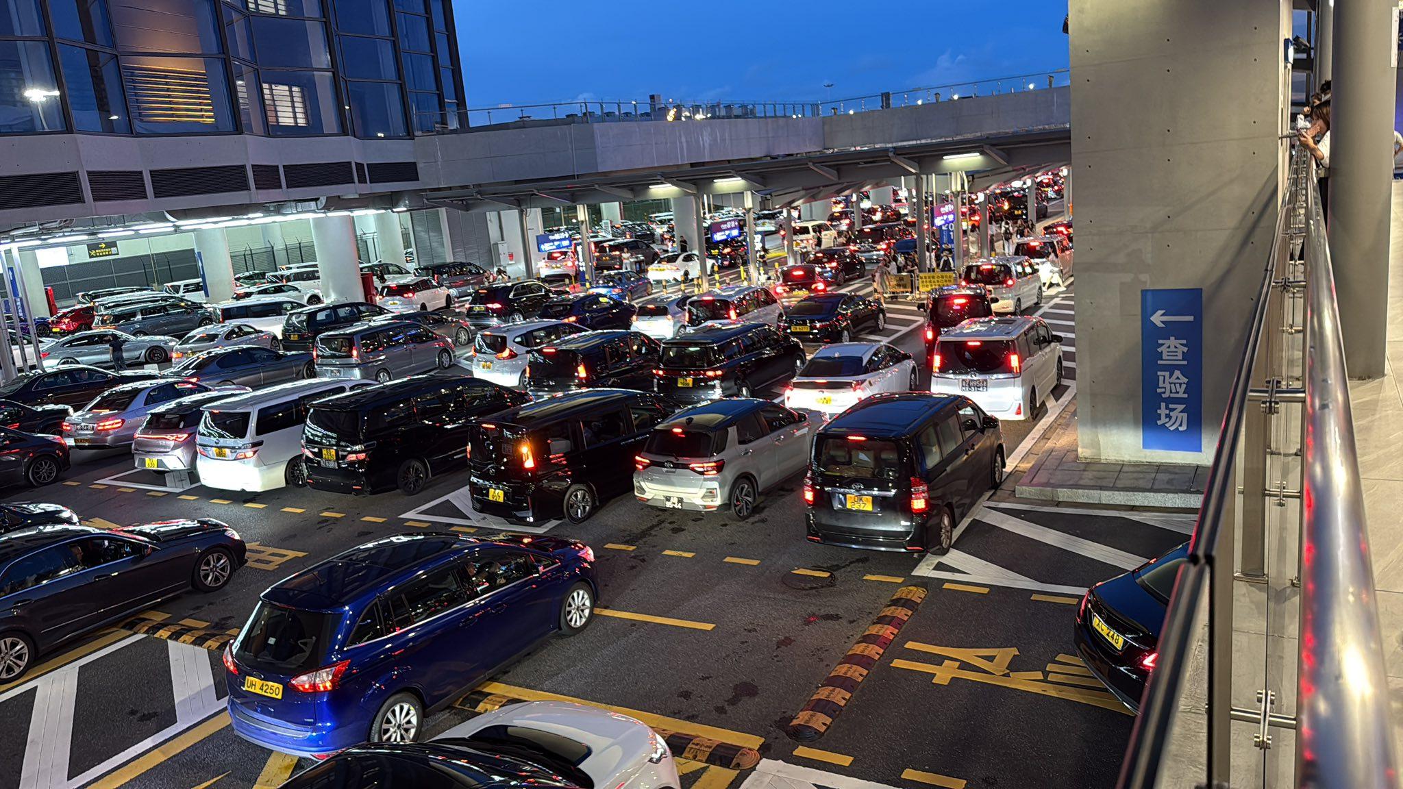 有港車北上車主指,港珠澳大橋回港亦出現「車潮」(facebook)