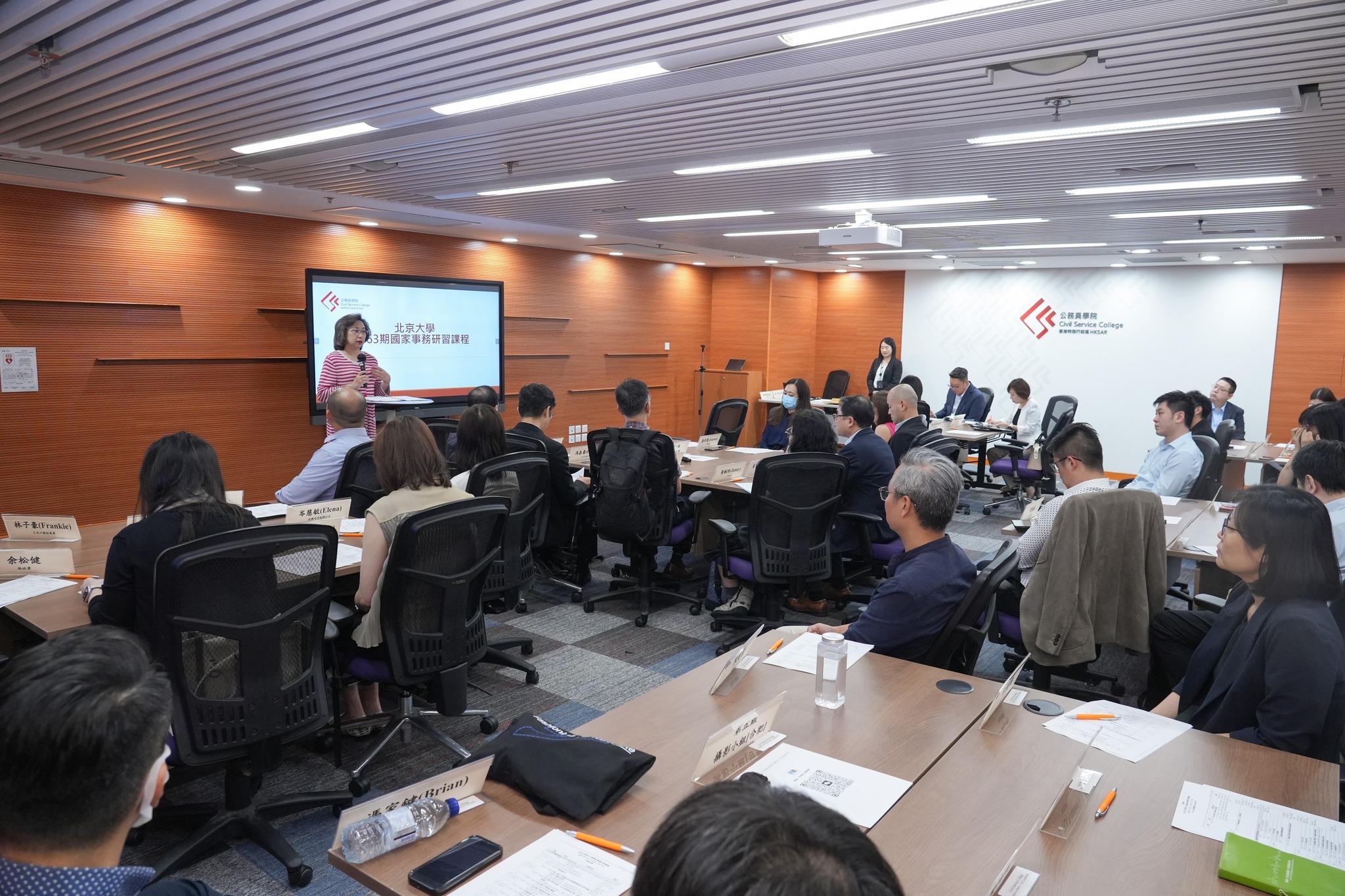 30多名高級公務員參與為期12天的國家事務研習課程。(楊何蓓茵 FB)