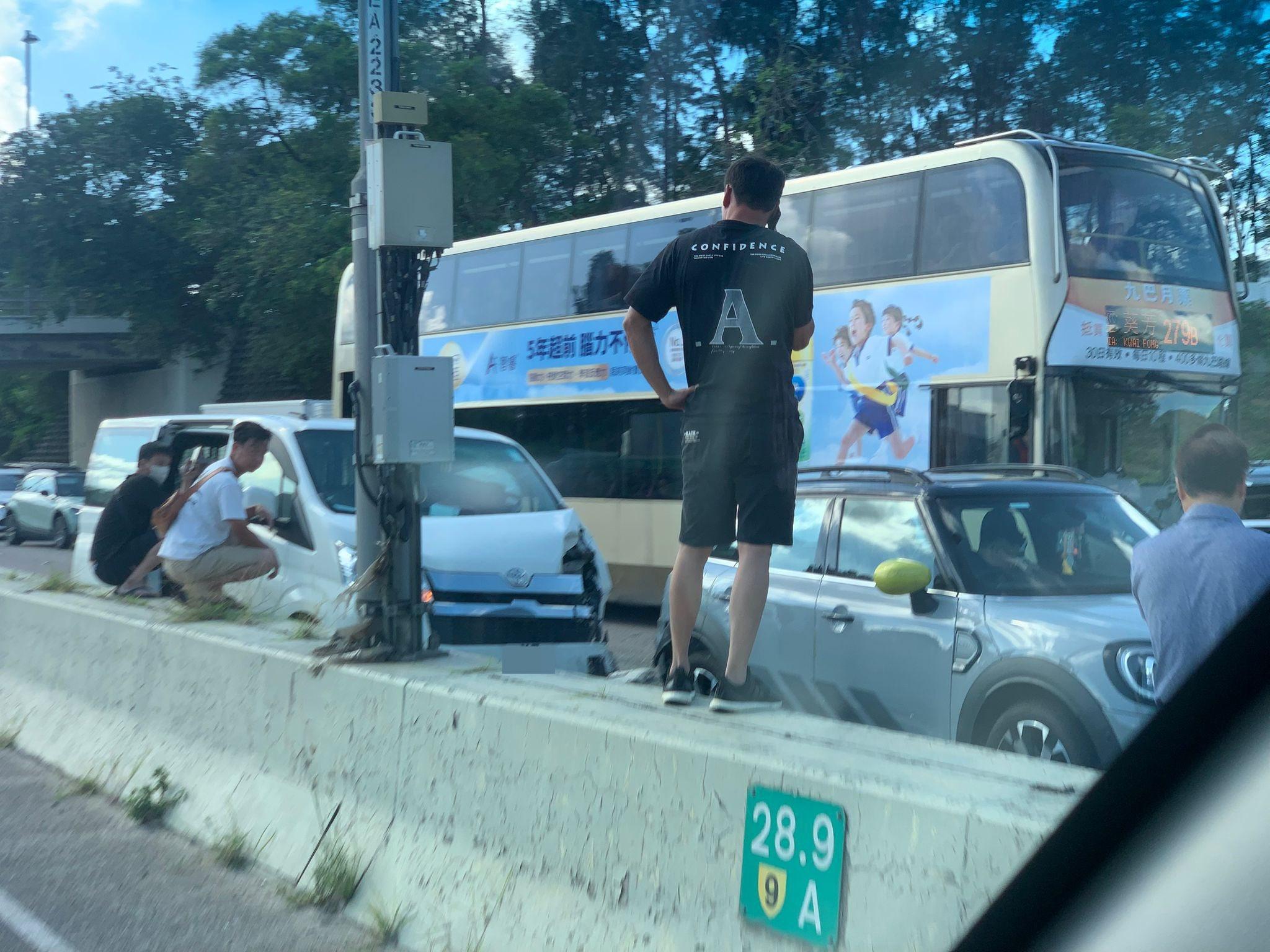 意外後,多名車主在旁等待支援。(馬路的事 (即時交通資訊台))