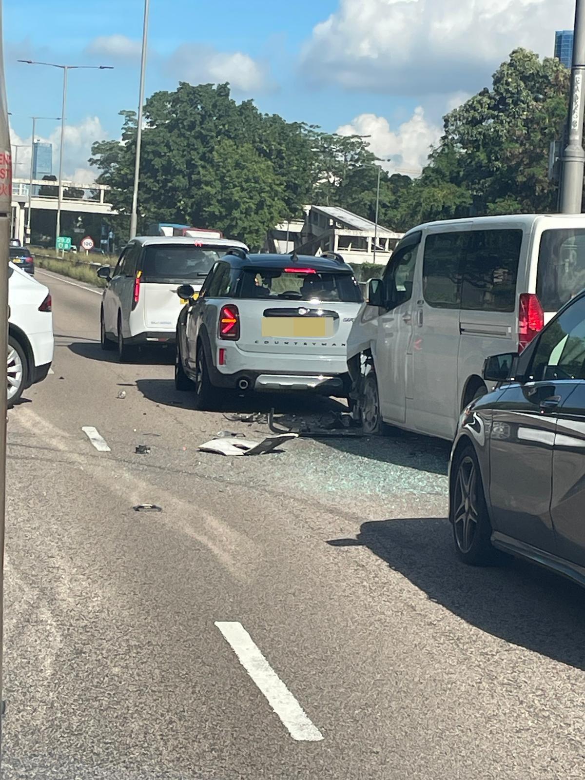 客貨車車頭損毀。(馬路的事 (即時交通資訊台))