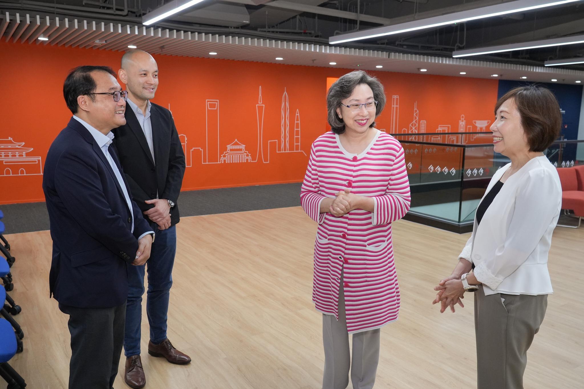 在研習班出發前,楊何蓓茵 聯同公務員學院副院長譚詠堃(右一)與團長崔宇(左一)和副團長黃震安(左二)交流。(楊何蓓茵 FB)