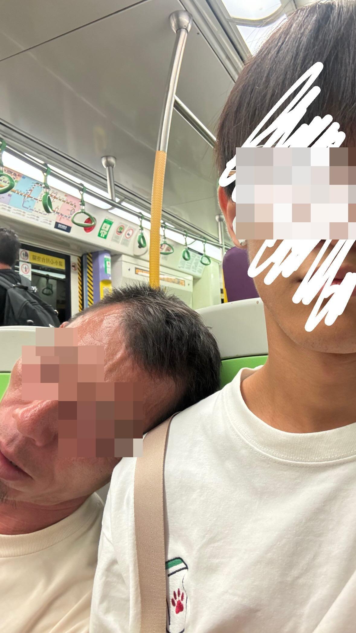 一名年輕男網民早前坐輕鐵期間,被鄰座一名陌生中年漢疑不勝酒力醉倒「借膊頭」瞓覺,惟樓主未有拍醒對方之餘更准許對方休息,帖文及圖片引發網民熱議,笑稱「大叔的愛」(Threads)