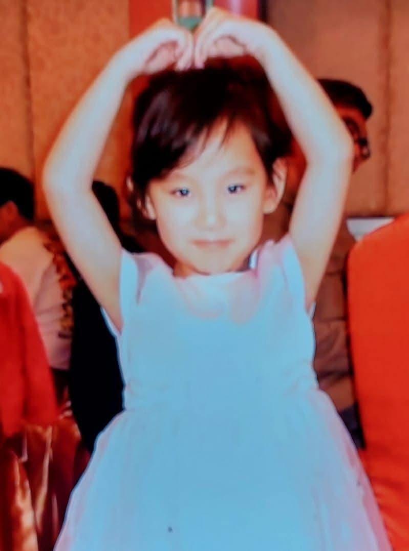 妝上流傳的Gigi童年照。