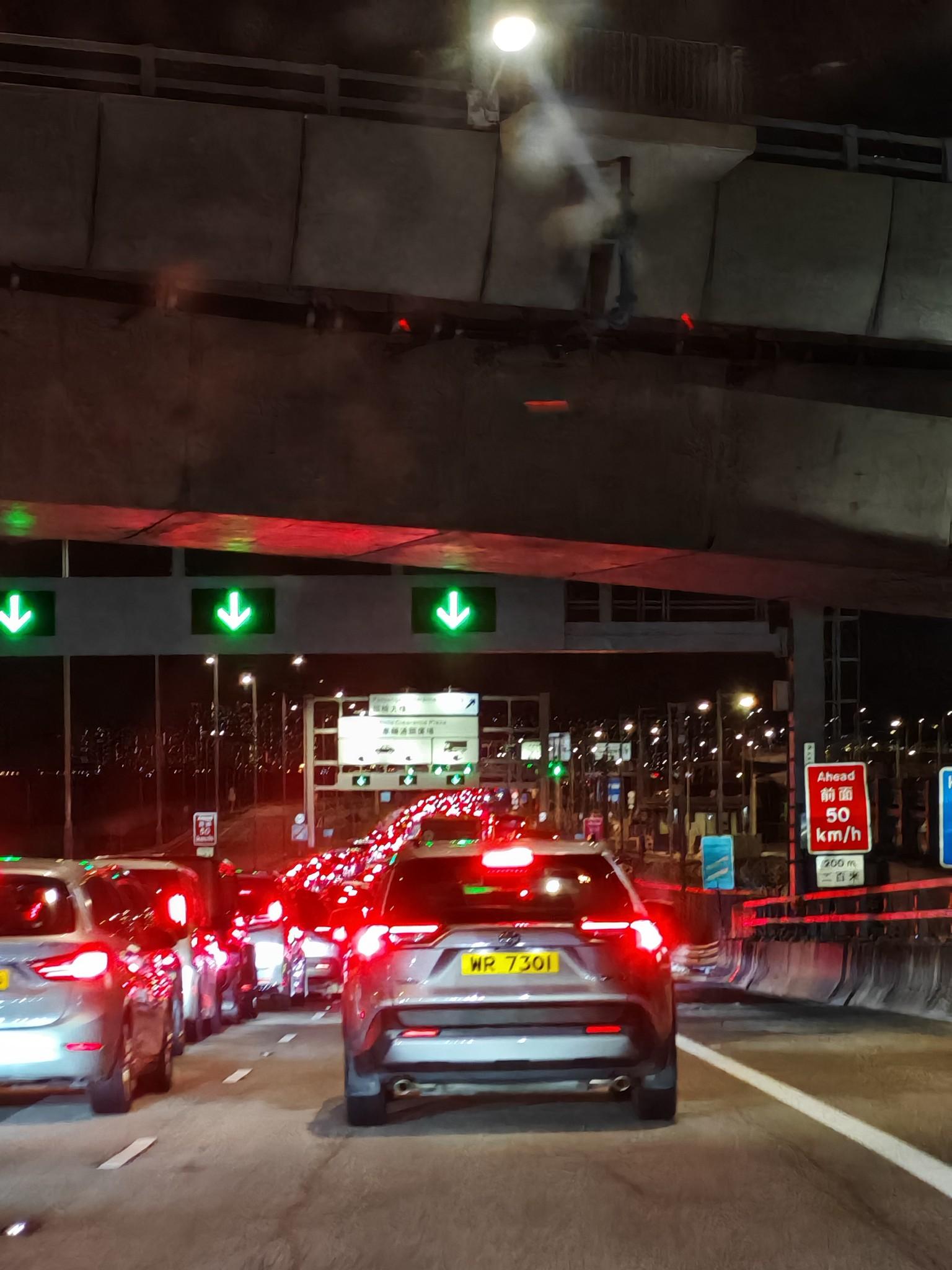 有港車北上車主指,港珠澳大橋回港亦出現「車潮」(facebook)