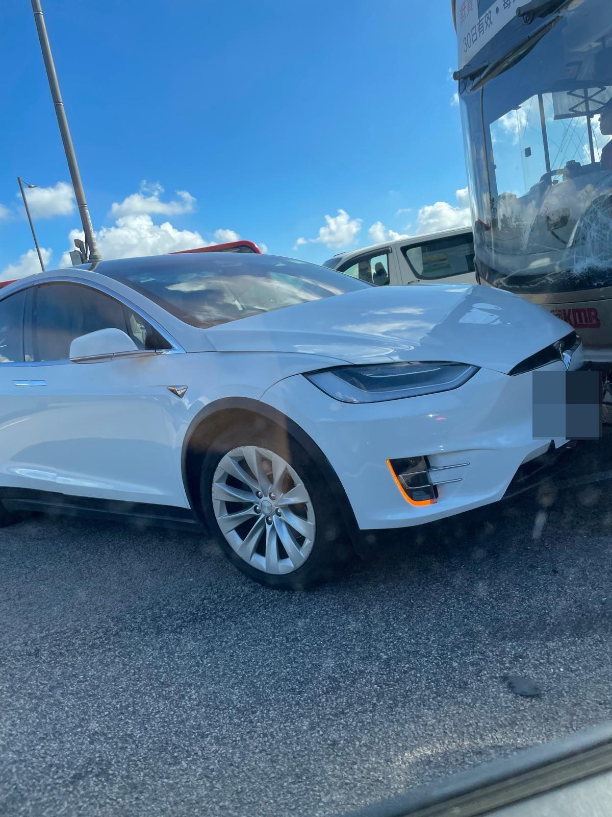Tesla因故失事,越線調頭撞向九巴。(馬路的事 (即時交通資訊台))
