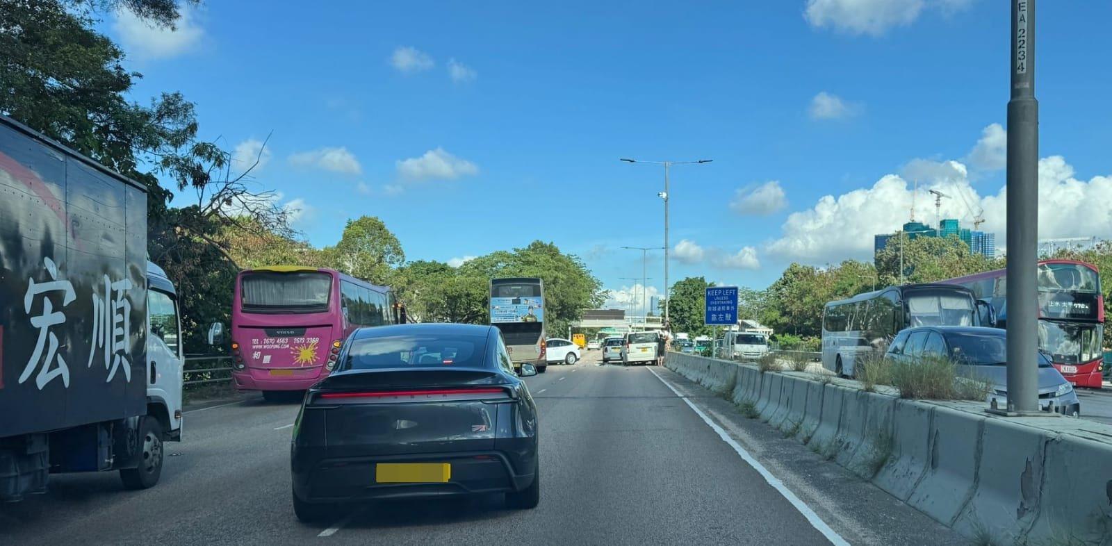 粉嶺公路5車相撞部份行車線封閉,3巴士線改道。(馬路的事 (即時交通資訊台))