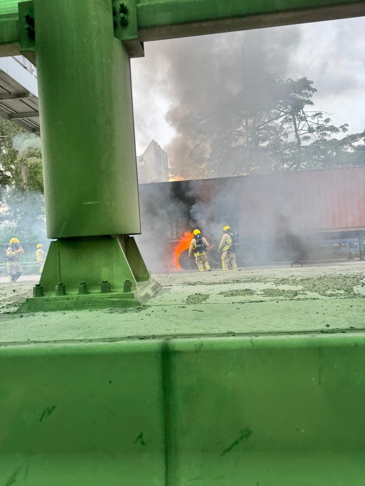 屯門公路貨櫃車車尾起火,濃煙席捲半空。(馬路的事討論區Facebook)
