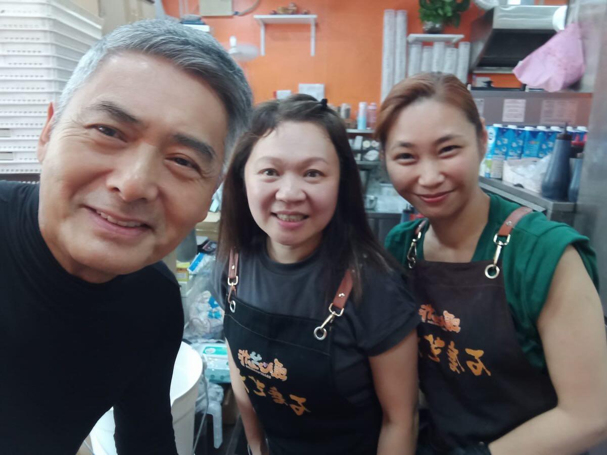 發哥日前低調現身太子總店,排隊外賣幾碗石磨芝麻糊及芝麻卷。(相片來源:Heartwarming 暖心芝作Facebook)