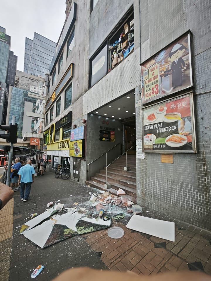 觀塘康寧道11號冠天閣商場一樓連鎖快餐店一塊玻璃窗突然甩脫墮落行人路上,連同食材散滿行人路。(X官塘老X群組FB)