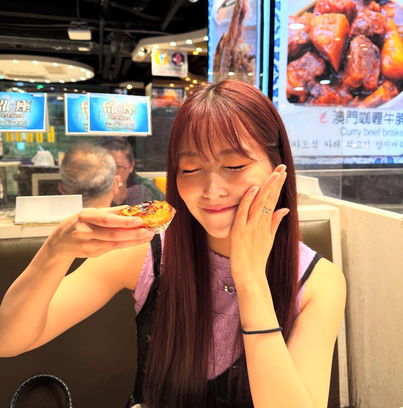 白間美瑠品嚐葡撻。