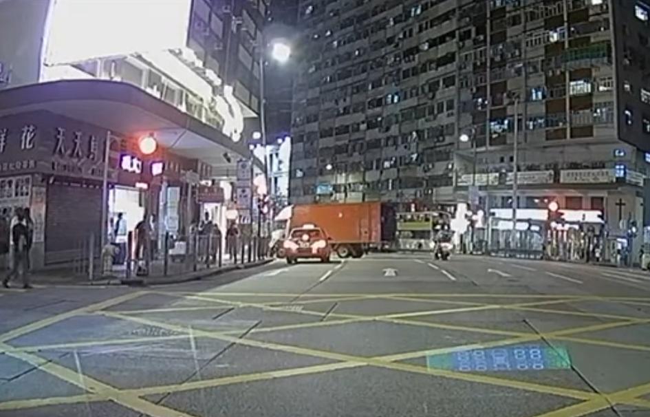北角長命斜發生驚險車禍。(fb「車cam L(香港群組)」截圖)