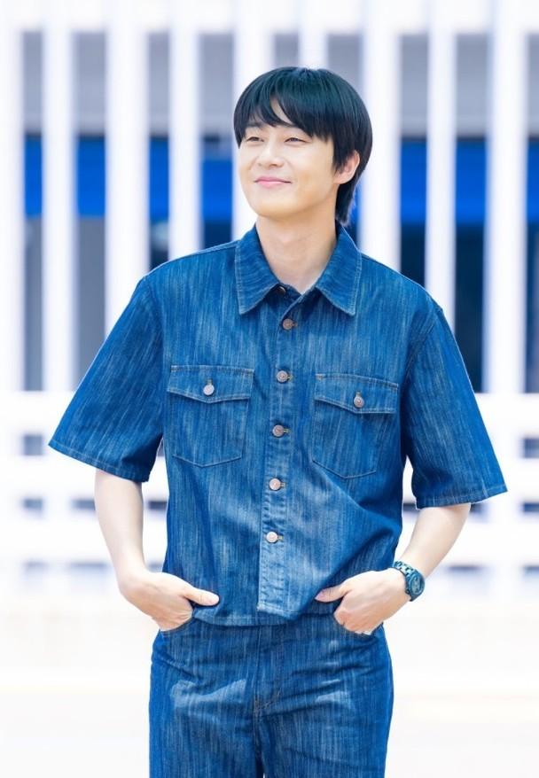 朴敘俊今天以一身清爽look從仁川機場出發來港。