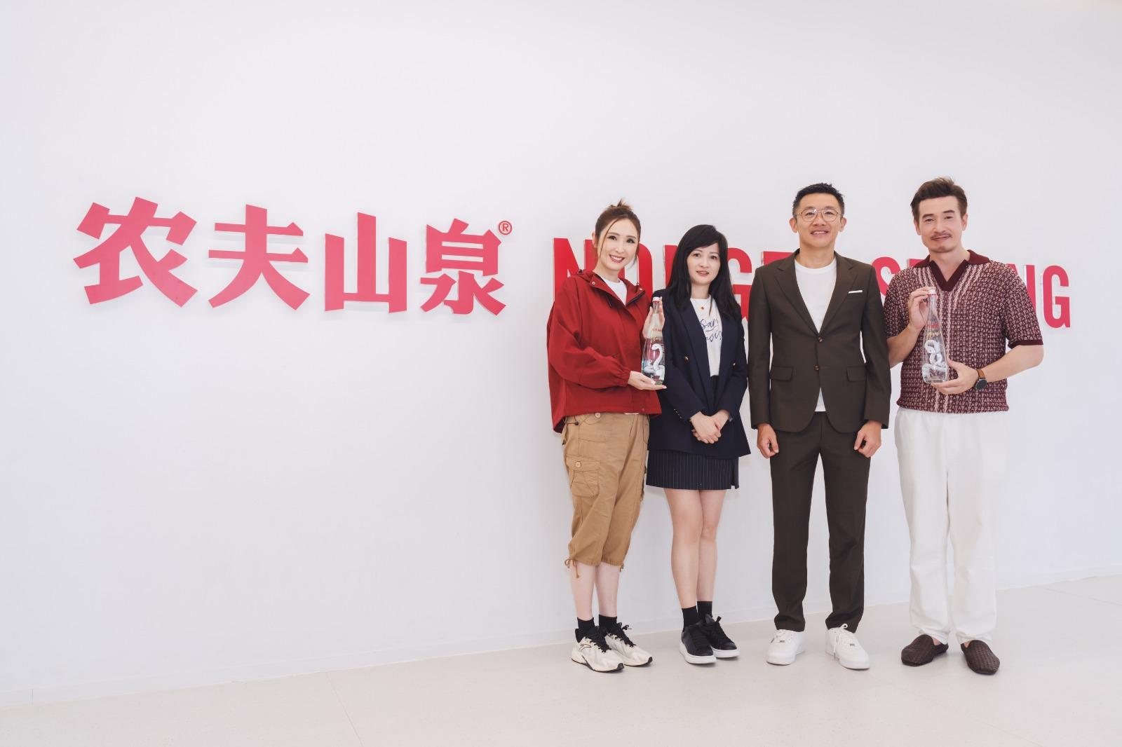 阿Mo、陳貝兒h與建華集團主席凌偉業,以及執行董事兼集團首席營銷及數碼官龍文慧,一起到山泉水的總部參觀。