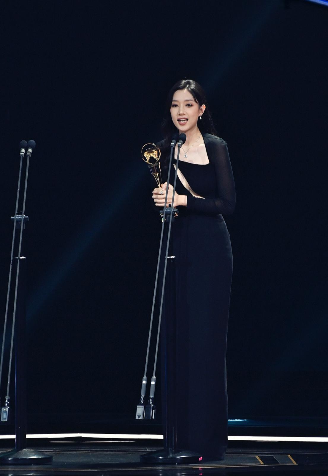 香港的代表之一演奏家張貝芝憑專輯《The Études》奪演奏類最佳專輯。