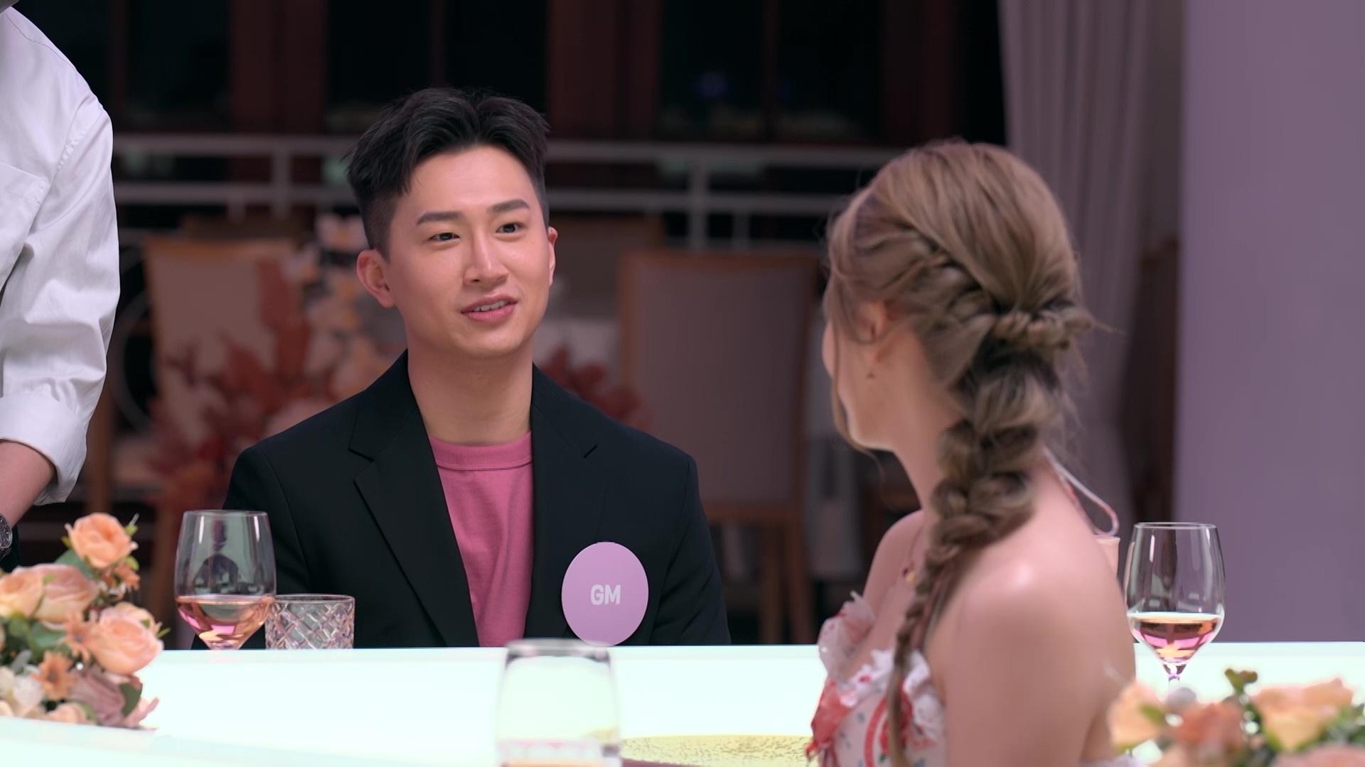 曾展望一登場即博得女神葉蒨文連環甜笑。