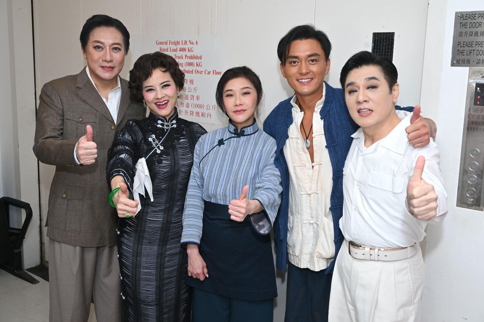 (左起)陳培甡 、黎燕珊、 張慧儀、 楊明 、陳希寶首演成功感開心。