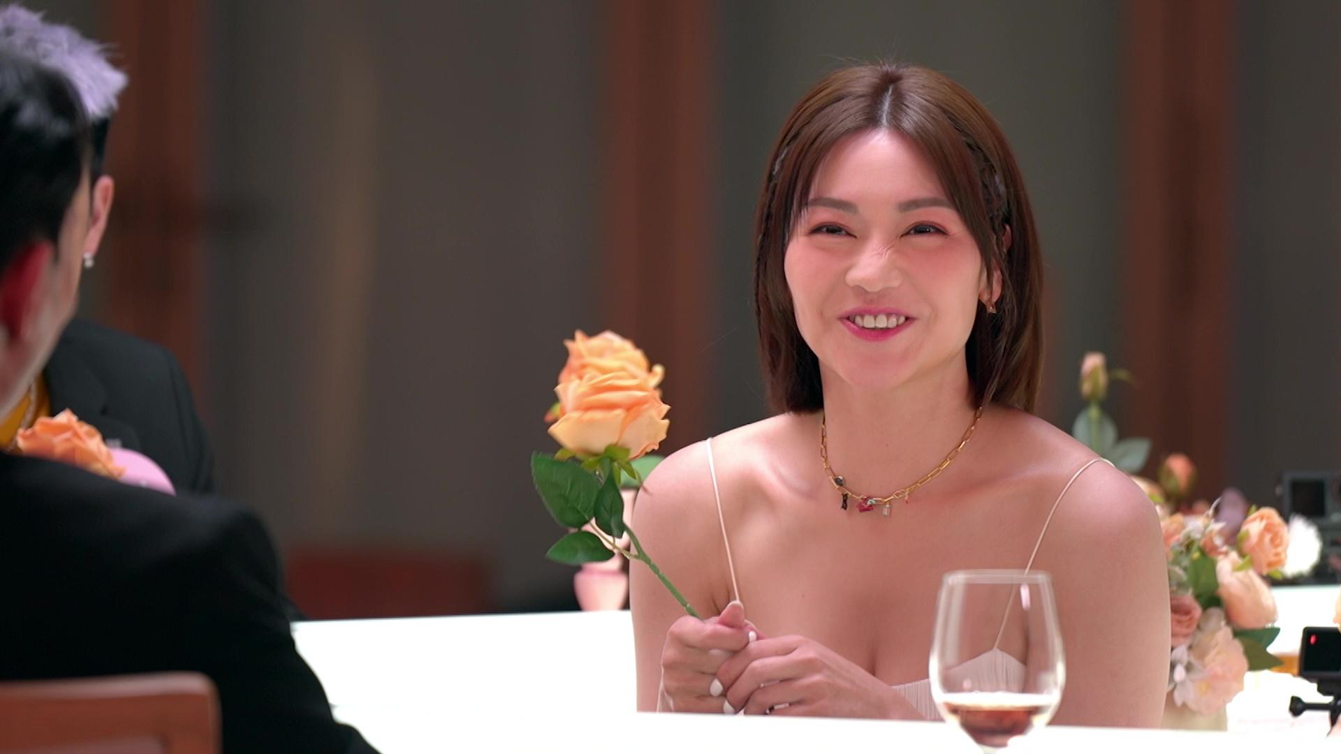 關嘉敏對住姜卓文長期心心眼。