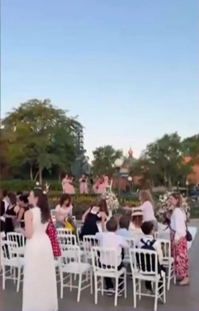 英男迪士尼搞婚禮 烏克蘭新娘僅9歲震驚百名賓客