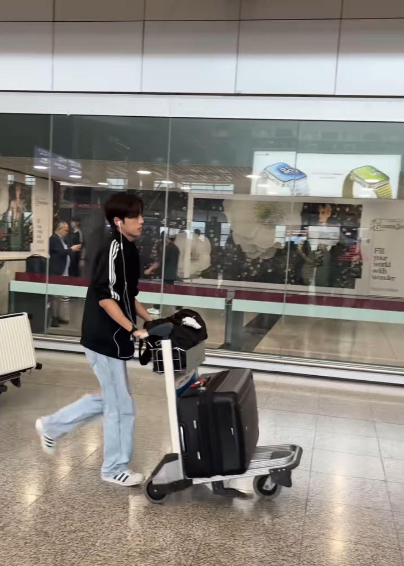 顏秋越現身香港機場,不少粉絲聞風而至。