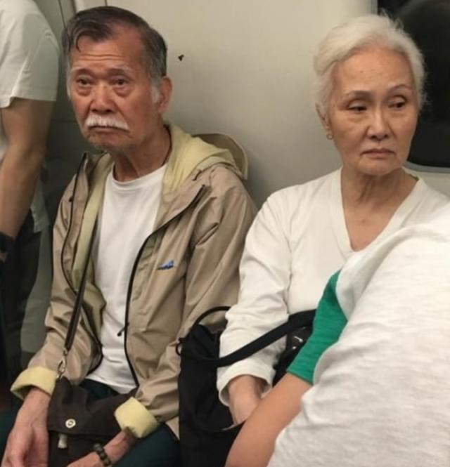 雪妮與唐佳早年在港鐵車廂中被捕獲。