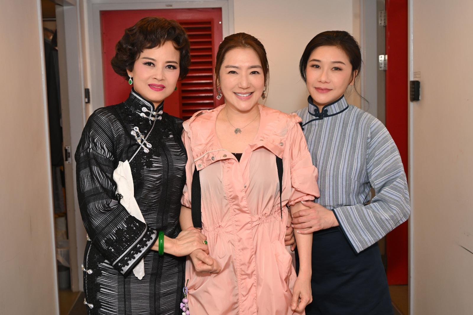 關寶慧與張慧儀、黎燕珊老友鬼鬼專誠捧場。