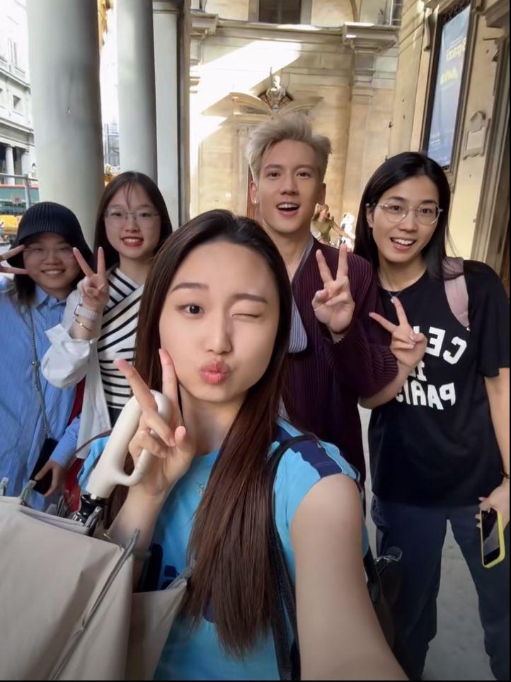 關智斌取景時卻遇到不少華人旅客,成為集郵目標。